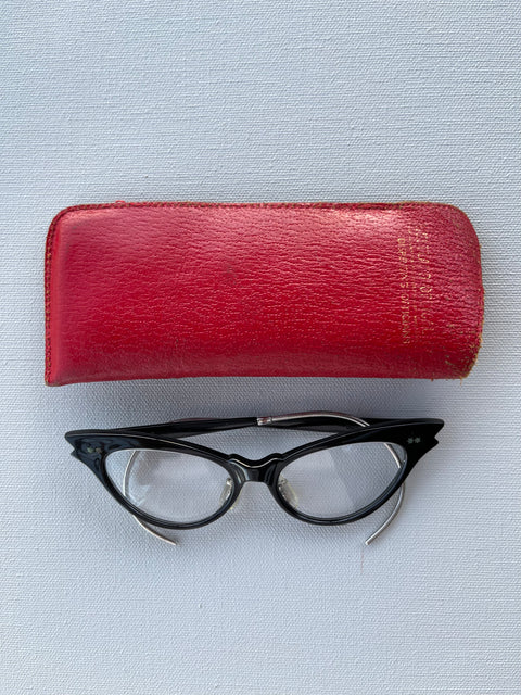 VINTAGE CAT EYE FRAMES.