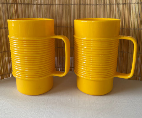 2 VINTAGE RUBBERMAID MUGS.