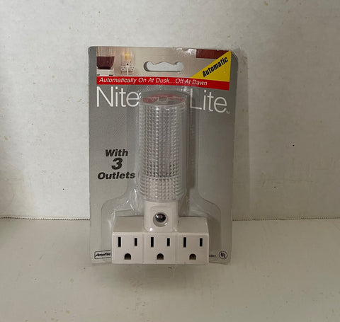 NITE LITE WITH 3 OUTLETS!  AUTOMATIC!