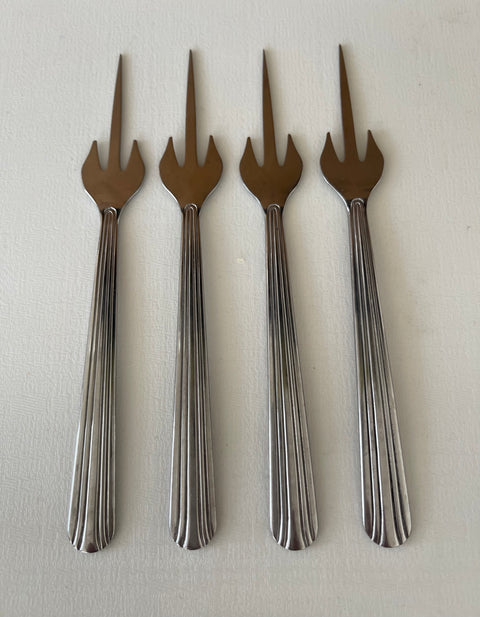 4 CUFIN MIDDLE FINGER FORKS.