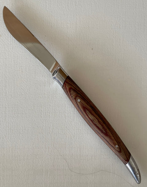 6 MIDCENTURY STEAK KNIVES.