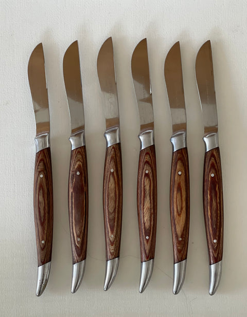 6 MIDCENTURY STEAK KNIVES.