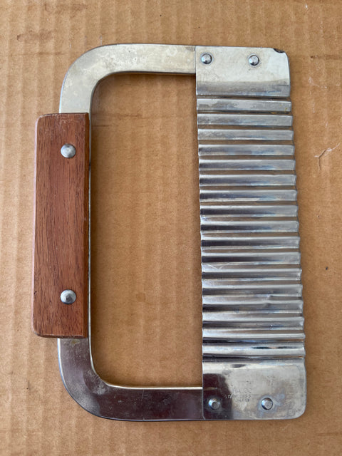 MIDCENTURY KRINKLE CUTTER.