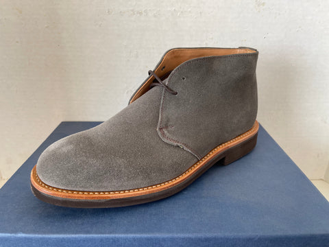 GREY SUEDE CHUKKA BOOT. SIZE 7.5US