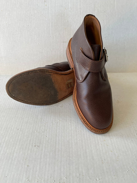 BROWN PEBBLE GRAIN LEATHER BUCKLE CHUKA. SIZE 9.5US.