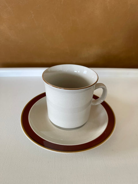 6 VINTAGE STONEWARE COFFEE CUPS & SAUCERS